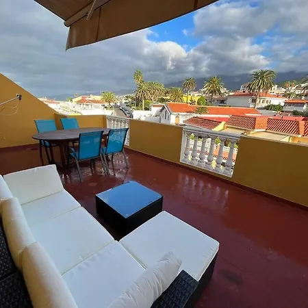 Große Terrasse Mit Esstisch, Markise. Einfach *