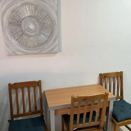 Große Terrasse Mit Esstisch, Markise. Einfach