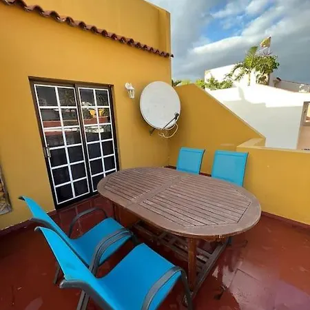 Große Terrasse Mit Esstisch, Markise. Einfach Apartment