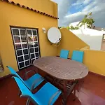Grosse Terrasse Mit Esstisch, Markise. Einfach Apartmán